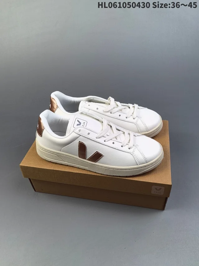 Veja Sneakers Low-top V-logo product detail image 21