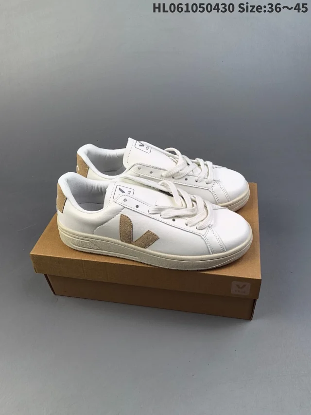Veja Sneakers Low-top V-logo product detail image 17