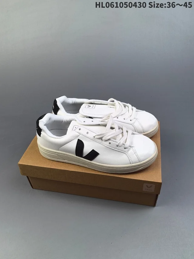 Veja Sneakers Low-top V-logo product detail image 19