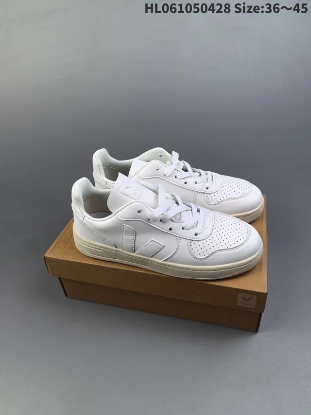 Veja Sneakers Low-top V-logo product detail image 24