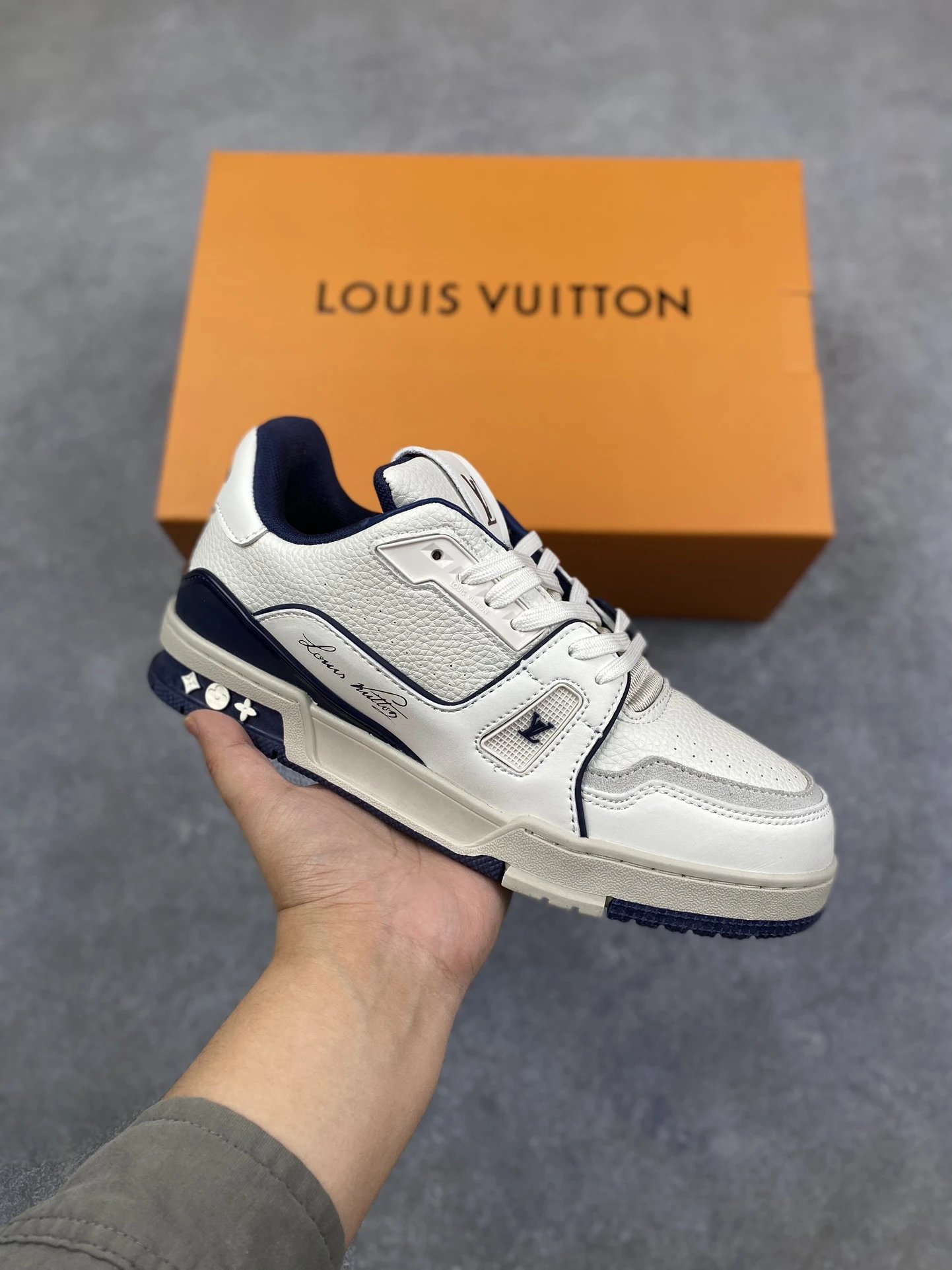 5-Louis White and Dark Blue Joint