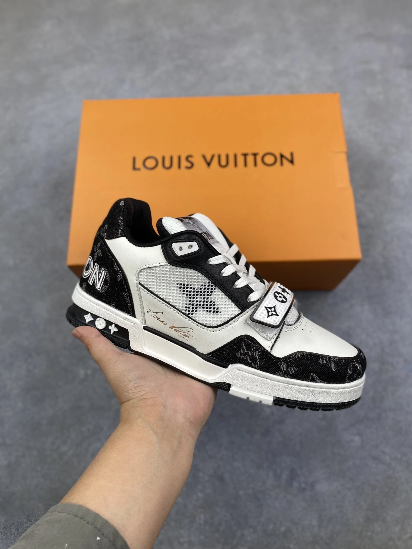 14-Louis white and black joint