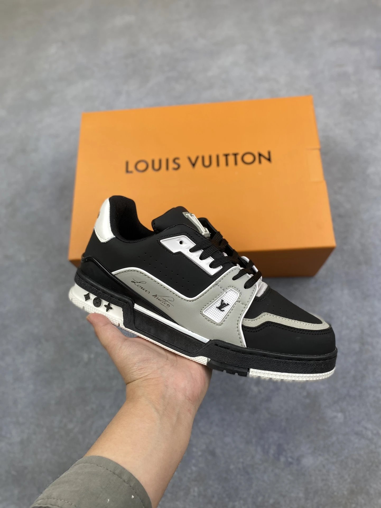17-Louis Black Gray