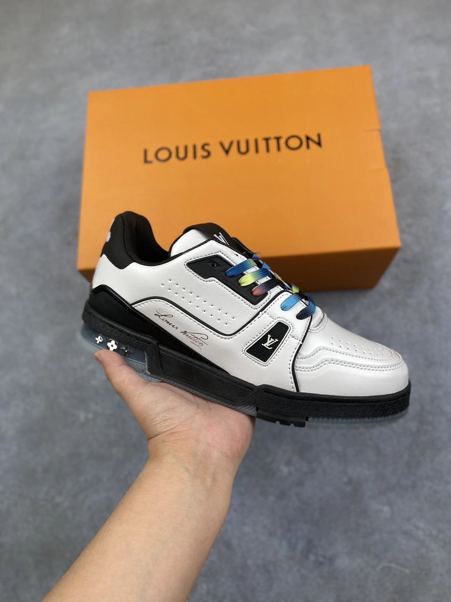 20-Louis white and black colored shoelaces