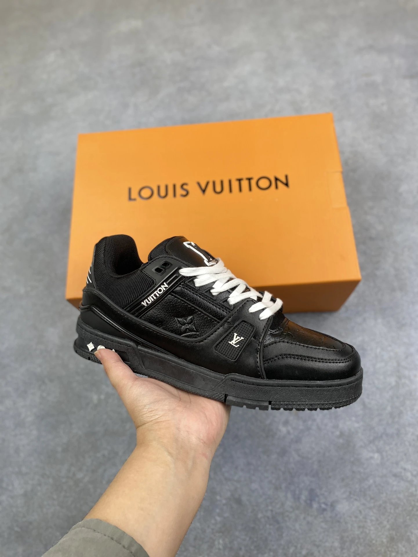 16-Louis All Black