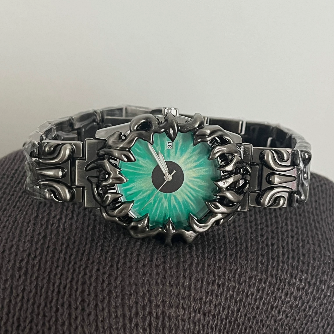 Silver black green eyes