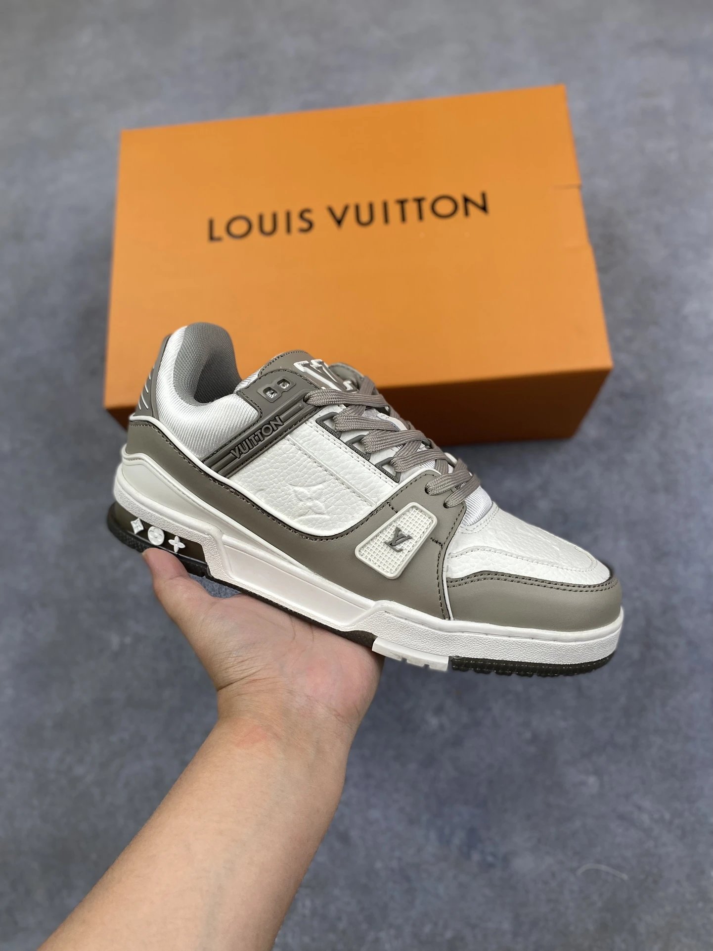 22-Louis White Gray