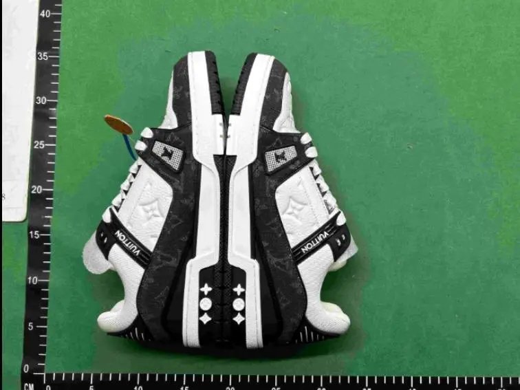 Fashionable skate shoes m03