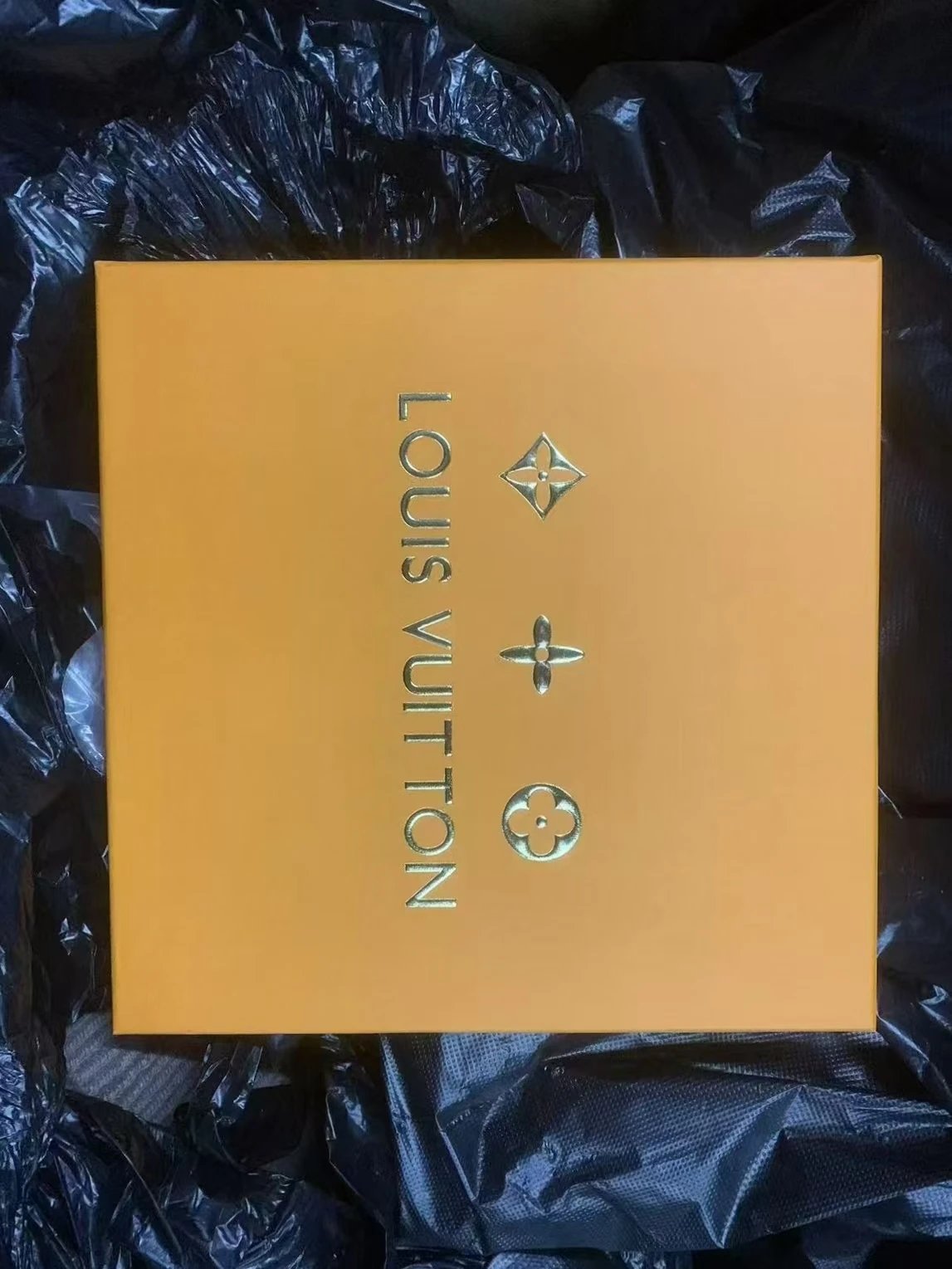 *As shown in the picture, the hat gift box is fragile during transportation and cannot be returned or exchanged once sold