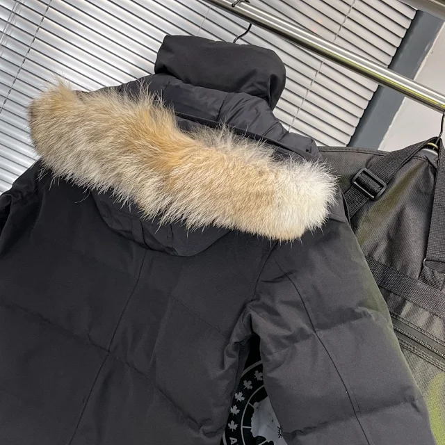 Canada Goose Down Jackets Fur-Trim Hooded Jacket product detail image 10