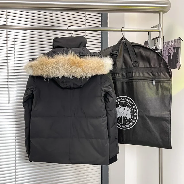Canada Goose Down Jackets Fur-Trim Hooded Jacket product detail image 8