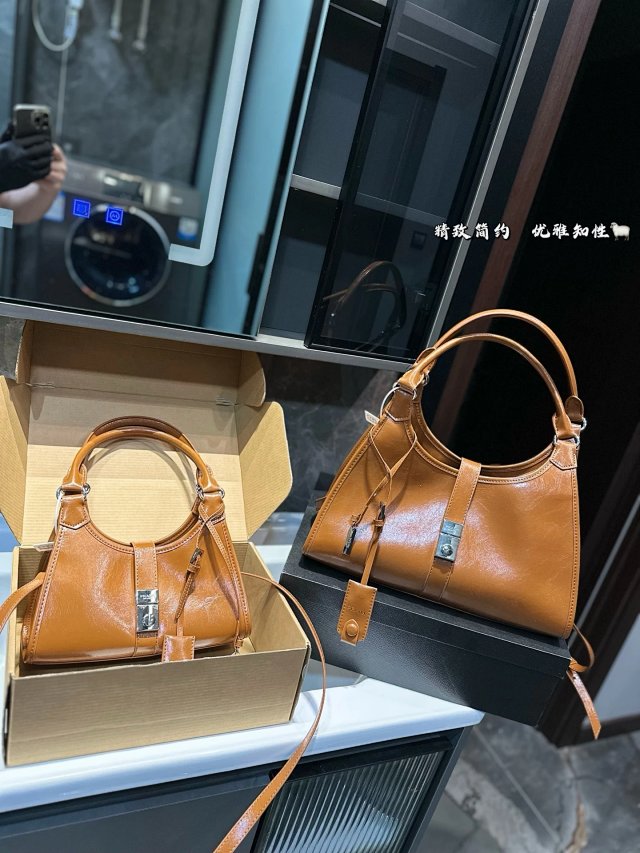 PRADA Handbag: seller detail photo 5