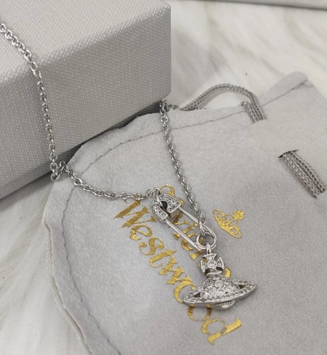 Vivienne Westwood Necklace: seller detail photo 10