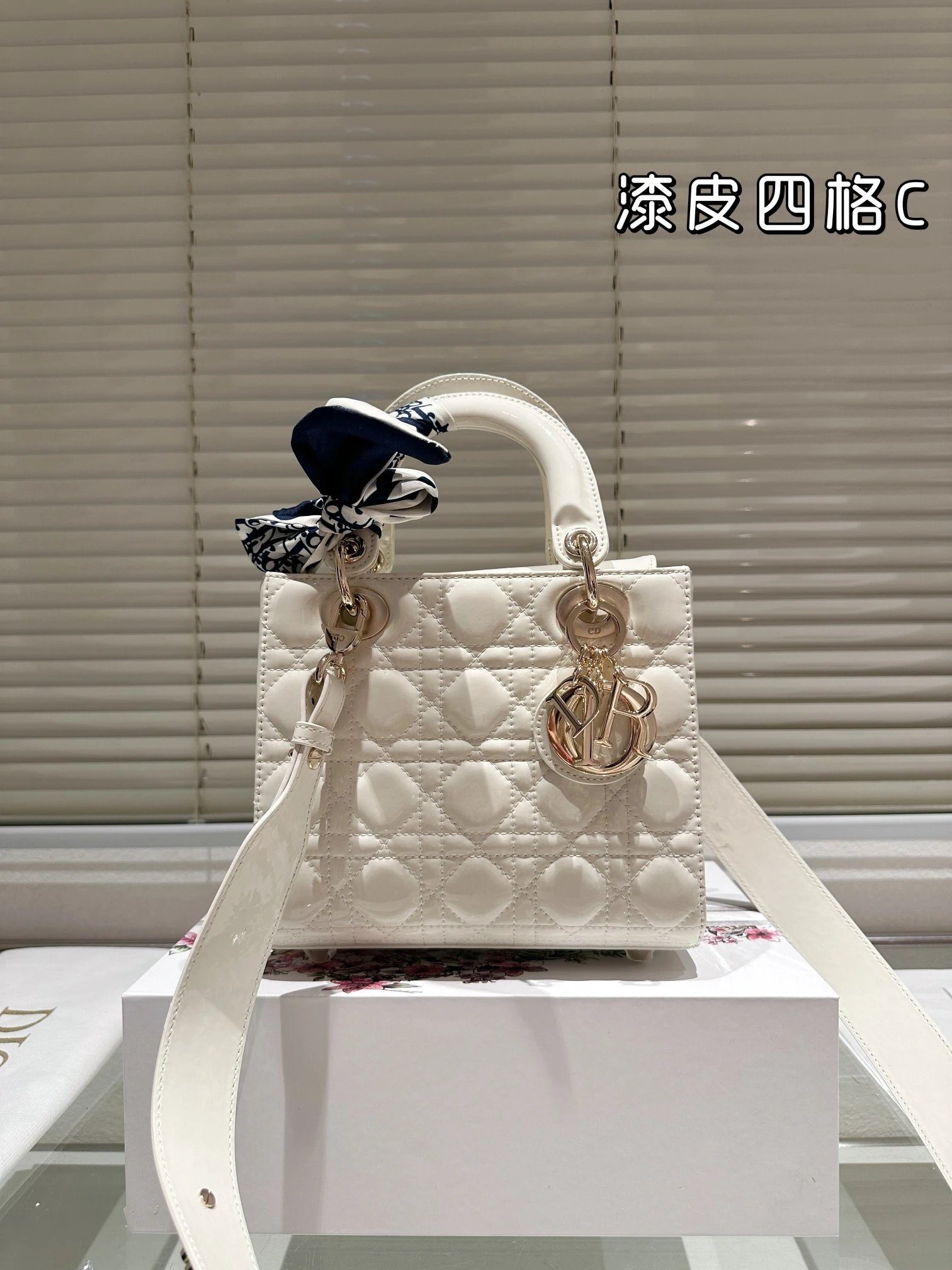 白漆皮四格 sise（20cm）
