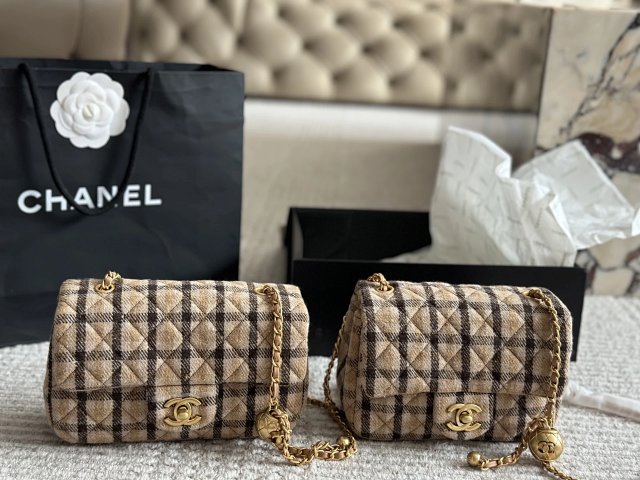 CHANEL Handbag: seller detail photo 10