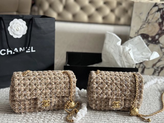 CHANEL Handbag: seller detail photo 9