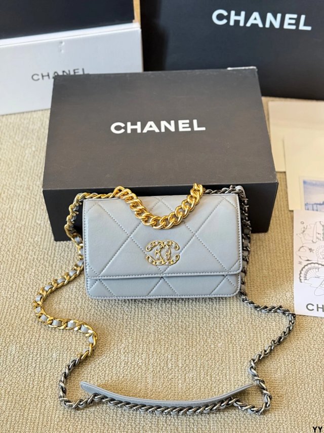 CHANEL Crossbody Bag: seller detail photo 11