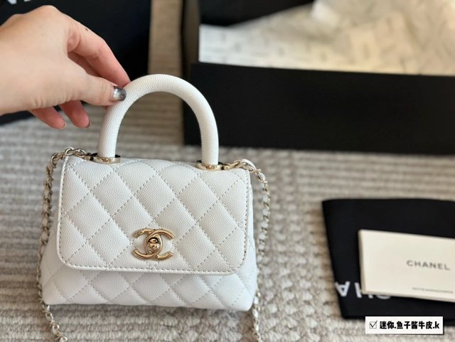 CHANEL Handbag: seller detail photo 1