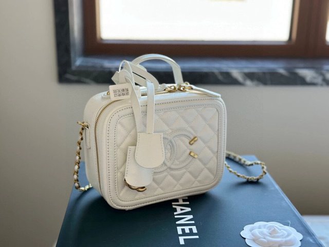 CHANEL Handbag: seller detail photo 12