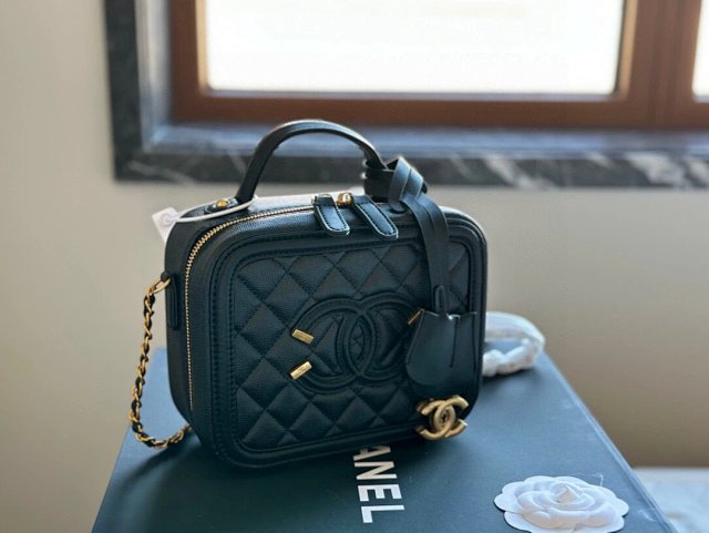 CHANEL Handbag: seller detail photo 14