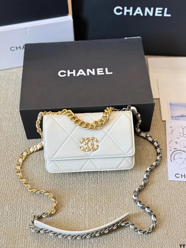 CHANEL Crossbody Bag: seller detail photo 9