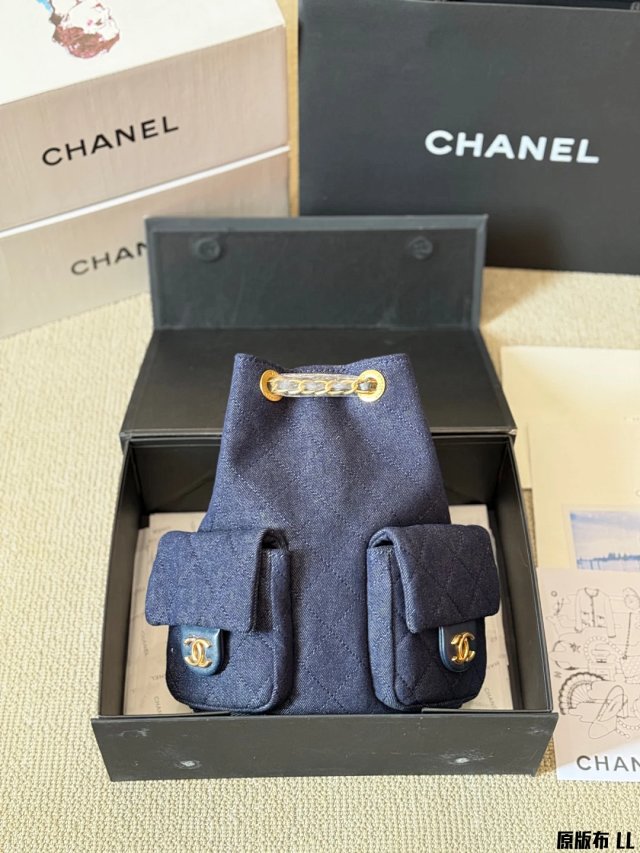 CHANEL Crossbody Bag: seller detail photo 6