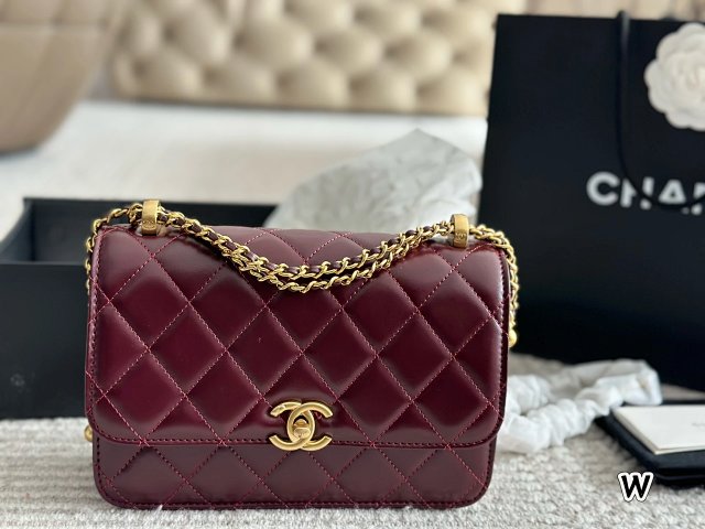 CHANEL Crossbody Bag: seller detail photo 3