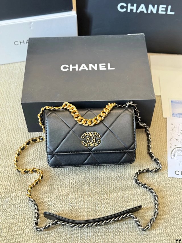 CHANEL Crossbody Bag: seller detail photo 8