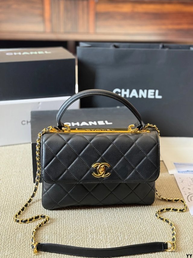 CHANEL Crossbody Bag: seller detail photo 14