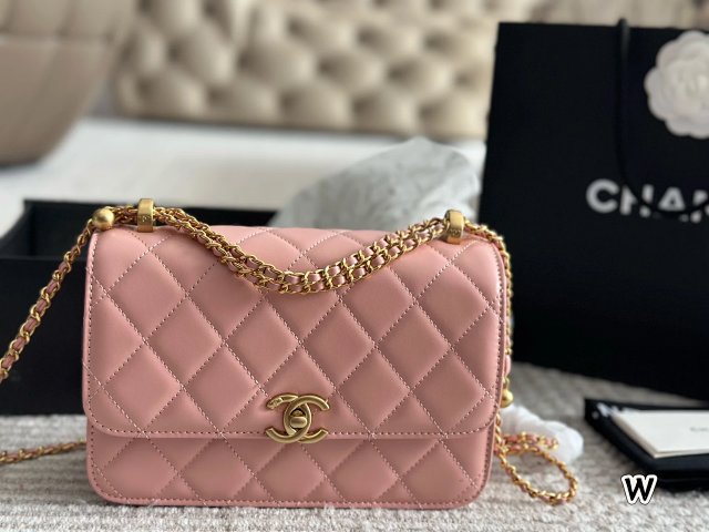 CHANEL Crossbody Bag: seller detail photo 2