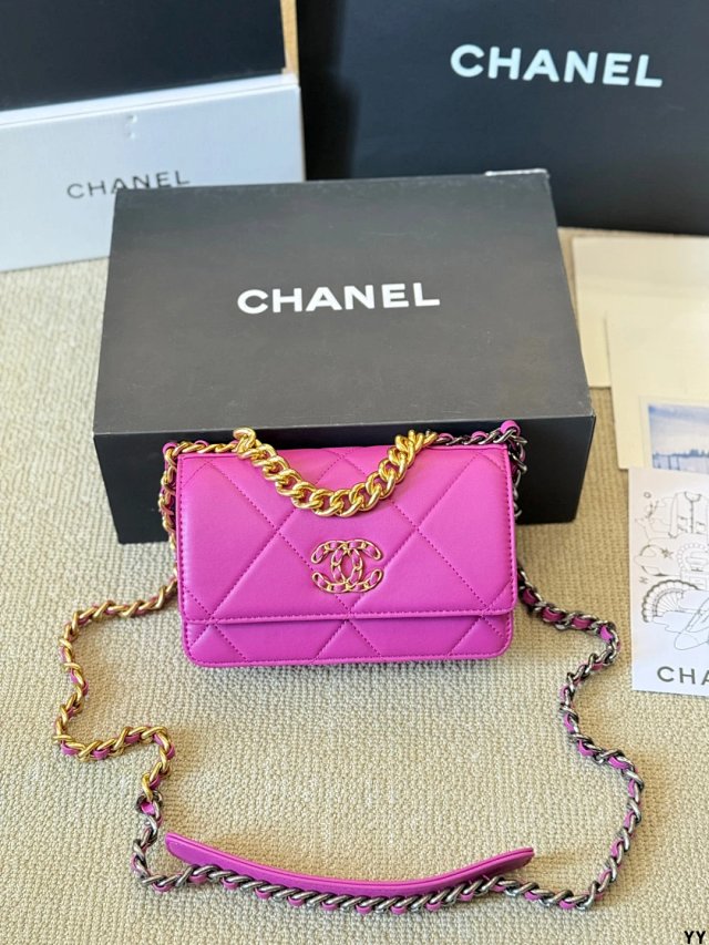 CHANEL Crossbody Bag: seller detail photo 13