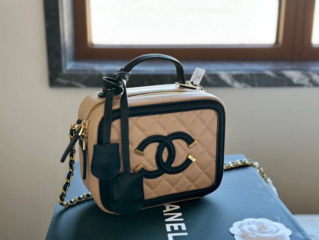 CHANEL Handbag: seller detail photo 11