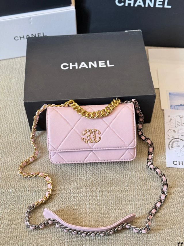 CHANEL Crossbody Bag: seller detail photo 12