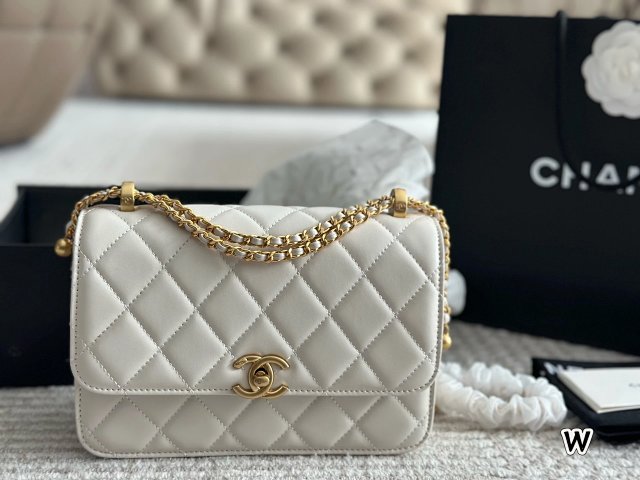 CHANEL Crossbody Bag: seller detail photo 1