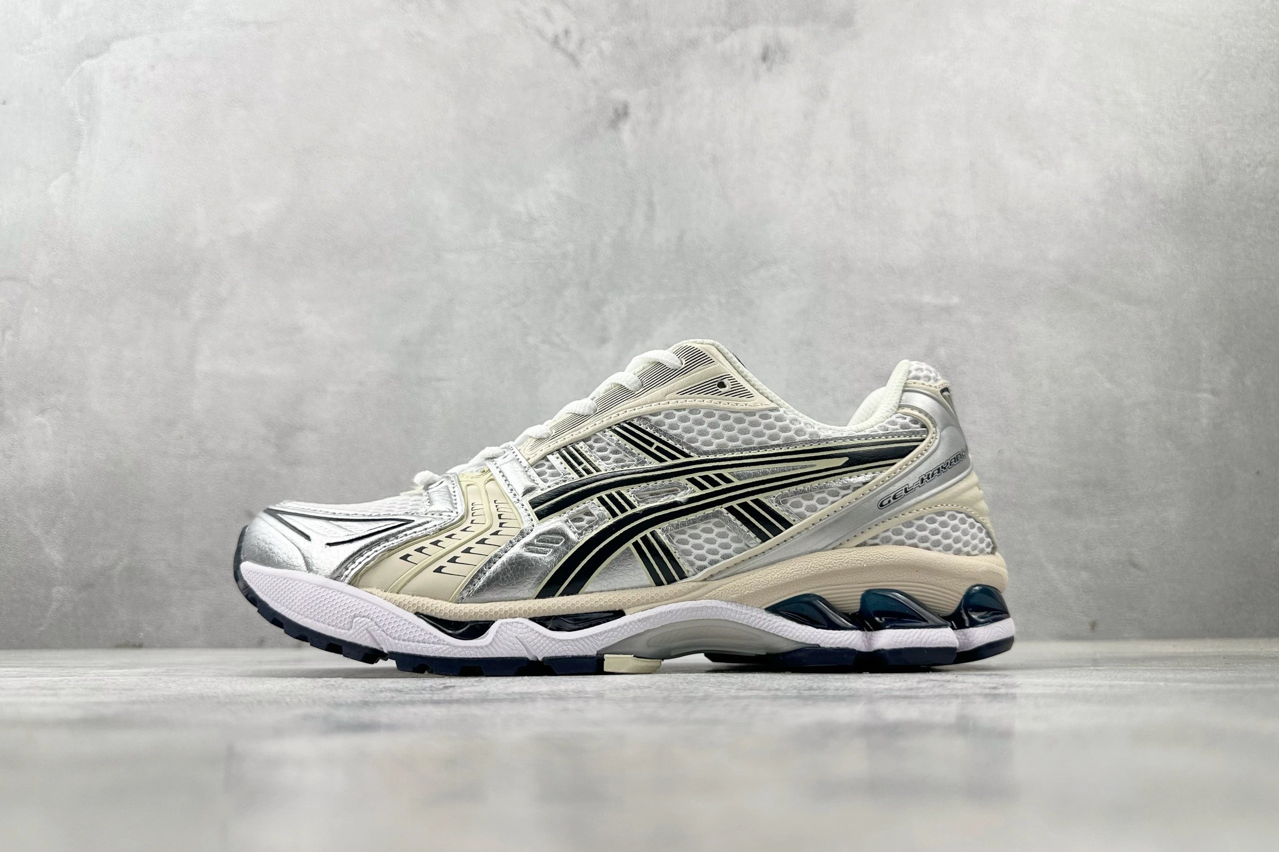 ASICS Gel-Kayano 14 photo 4