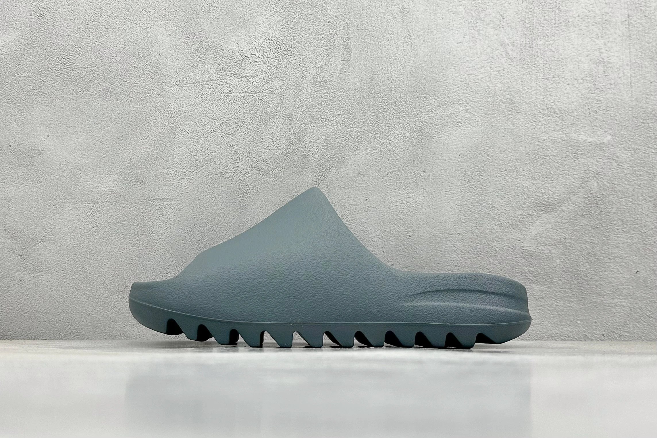 Thorn Grey Green ID2349
