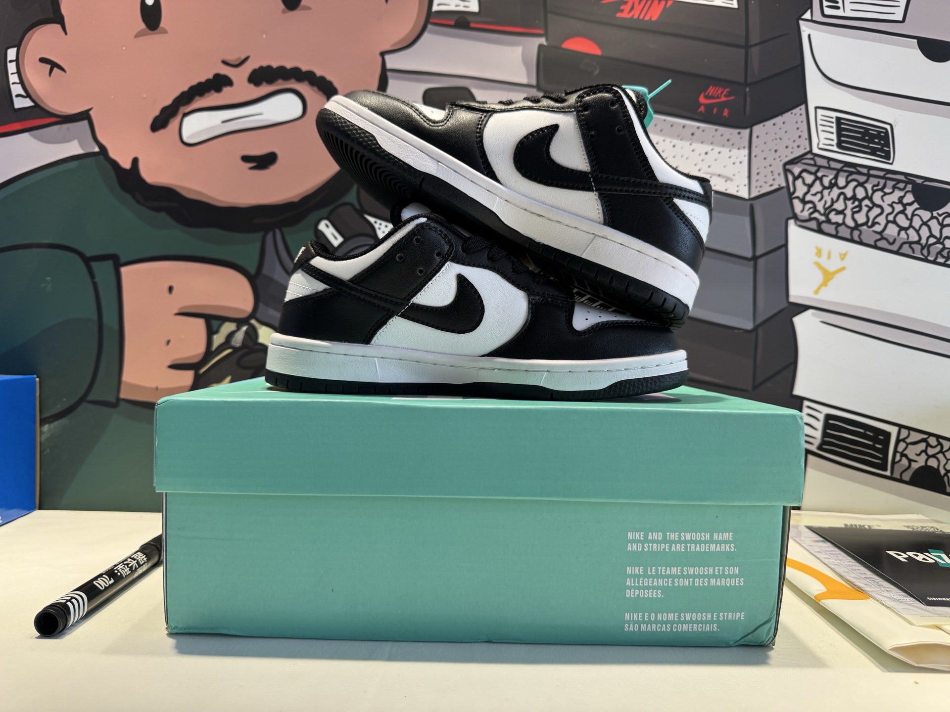 R sports shoes
