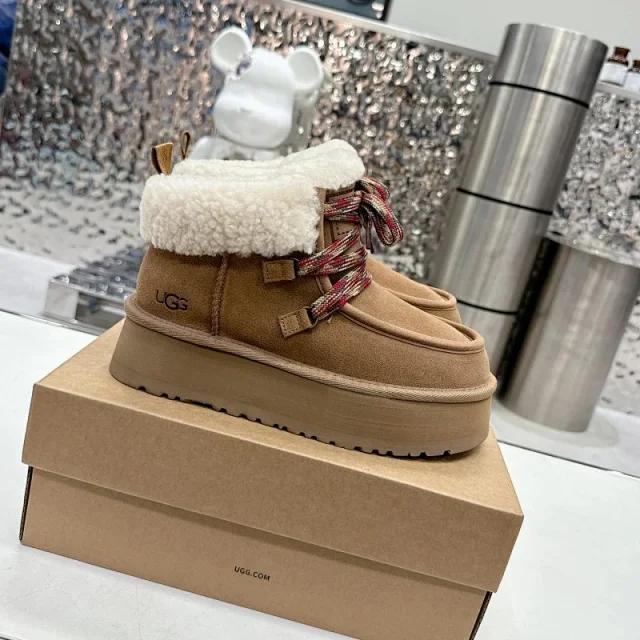 UGG Boots Platform shearling-lined product detail image 13