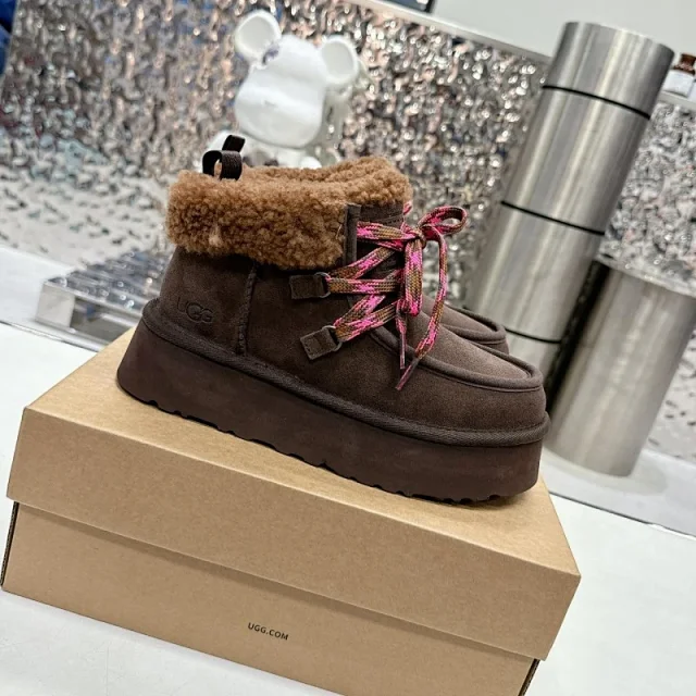 UGG Boots Platform shearling-lined product detail image 16