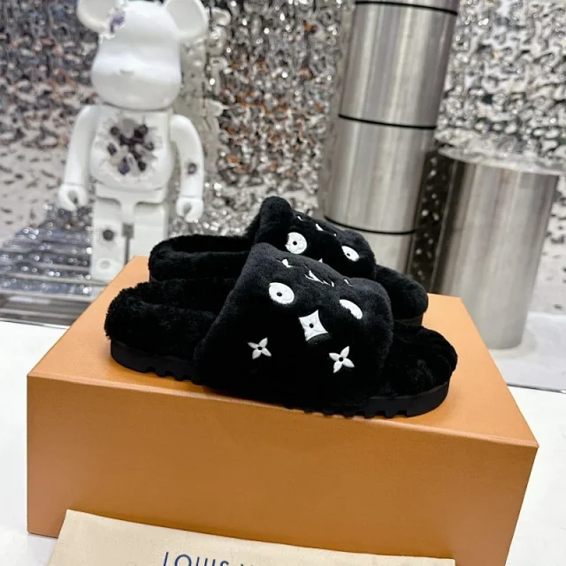Louis Vuitton Slippers Faux-fur monogram product detail image 1