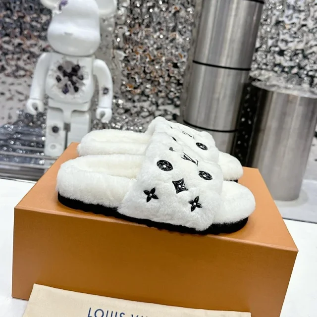 Louis Vuitton Slippers Faux-fur monogram product detail image 5
