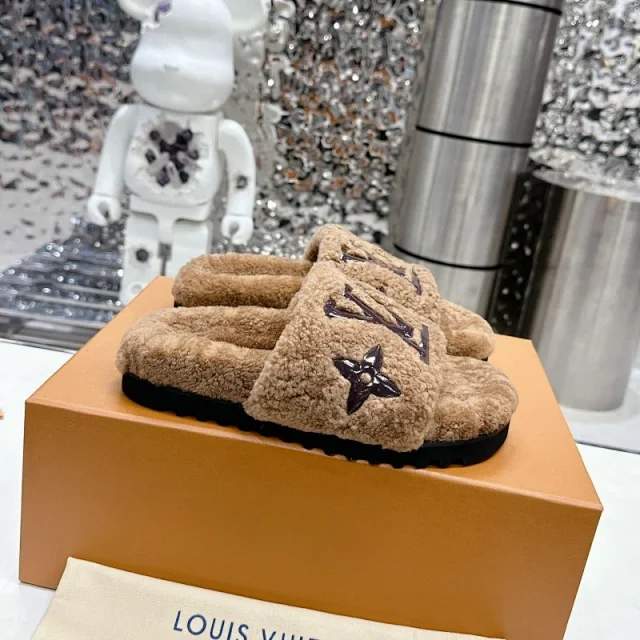 Louis Vuitton Slippers Faux-fur monogram product detail image 6
