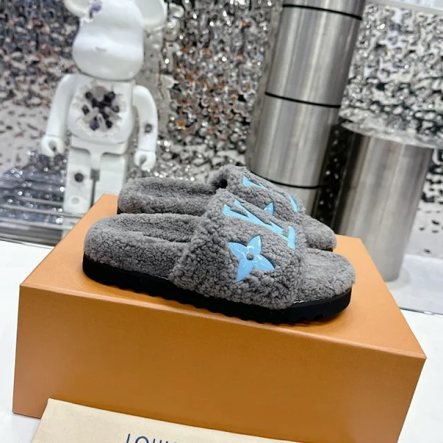 Louis Vuitton Slippers Faux-fur monogram product detail image 8