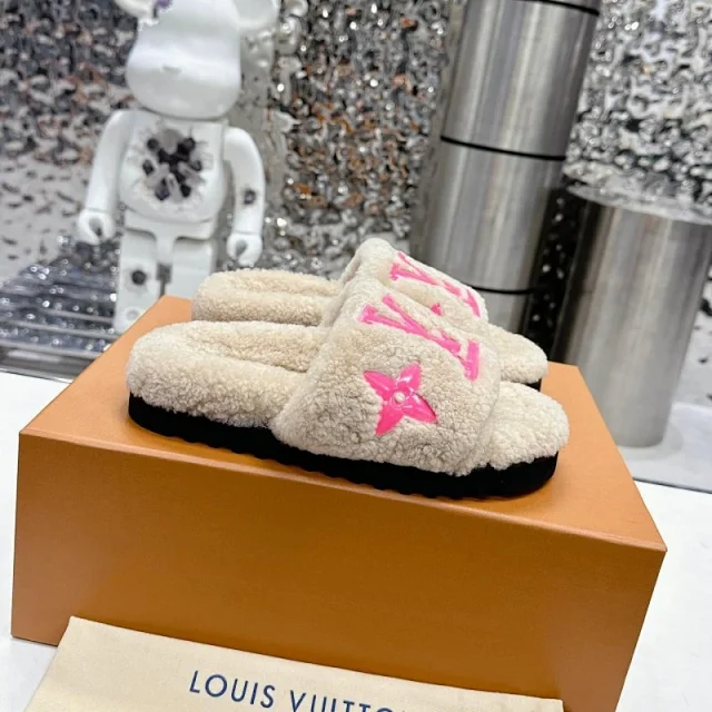 Louis Vuitton Slippers Faux-fur monogram product detail image 9