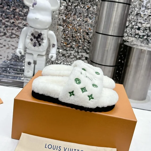Louis Vuitton Slippers Faux-fur monogram product detail image 4