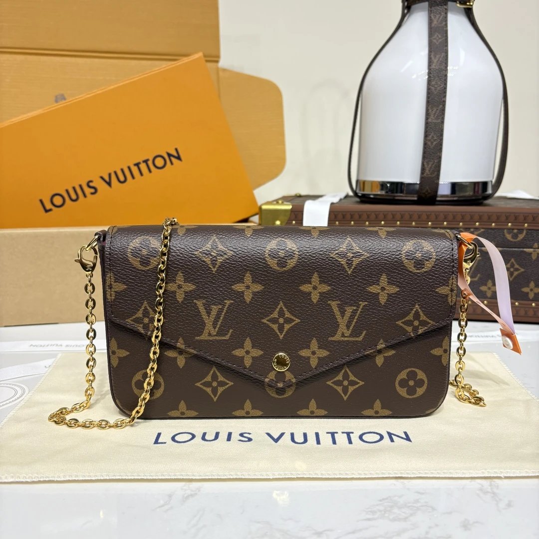 Louis Vuitton Monogram Pochett