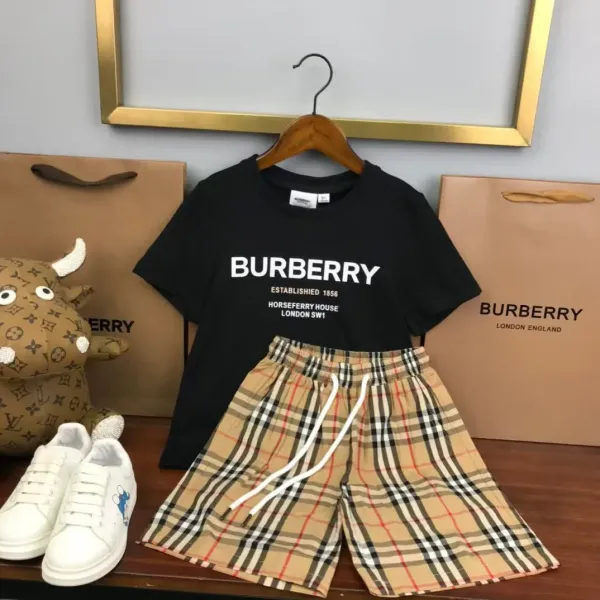 Gucci GG Monogram Print Short-Sleeve Shirt and White Logo-Embroidered Shorts Set - 7