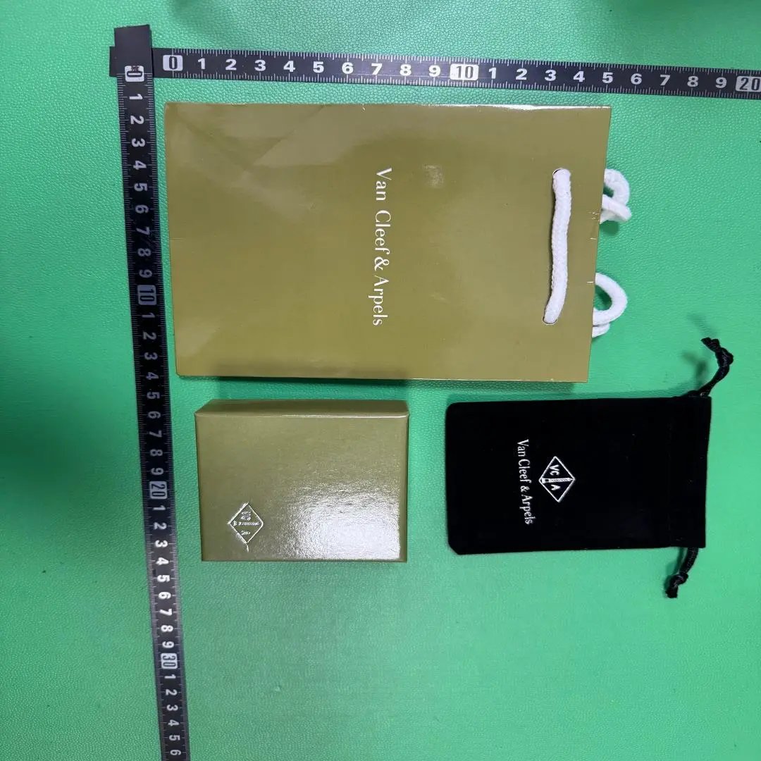 Van Cleef & Arpels Gift Set