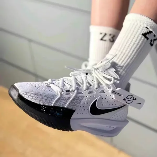 Nike ZoomX Invincible Run Flyknit White / Black Running Shoes - 1