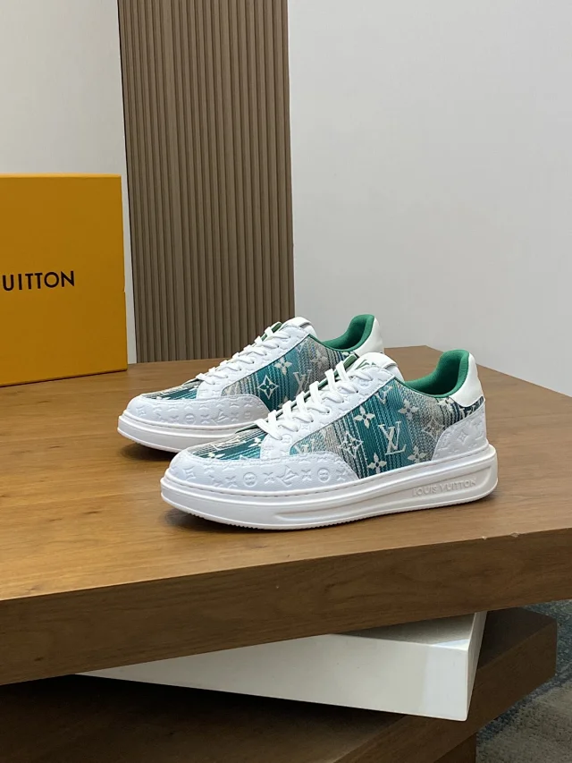 Louis Vuitton Sneakers Low-top with embossed Monogram panels product detail image 7